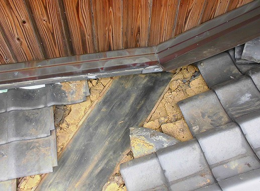 加古川市の谷板金交換における瓦の取り外し作業中